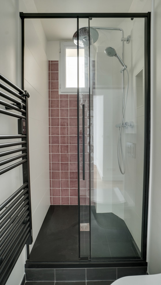 Medium sized traditional ensuite bathroom in Paris with beaded cabinets, grey cabinets, a double shower, pink tiles, ceramic tiles, white walls, ceramic flooring, grey floors, a sliding door and a single sink.