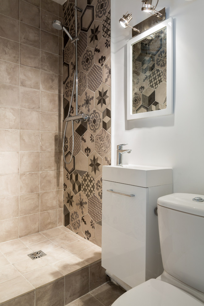 Exempel på ett litet modernt vit vitt badrum med dusch, med släta luckor, vita skåp, en toalettstol med separat cisternkåpa, flerfärgad kakel, vita väggar, cementkakel, en öppen dusch, klinkergolv i keramik, ett fristående handfat, bänkskiva i akrylsten, grått golv och med dusch som är öppen