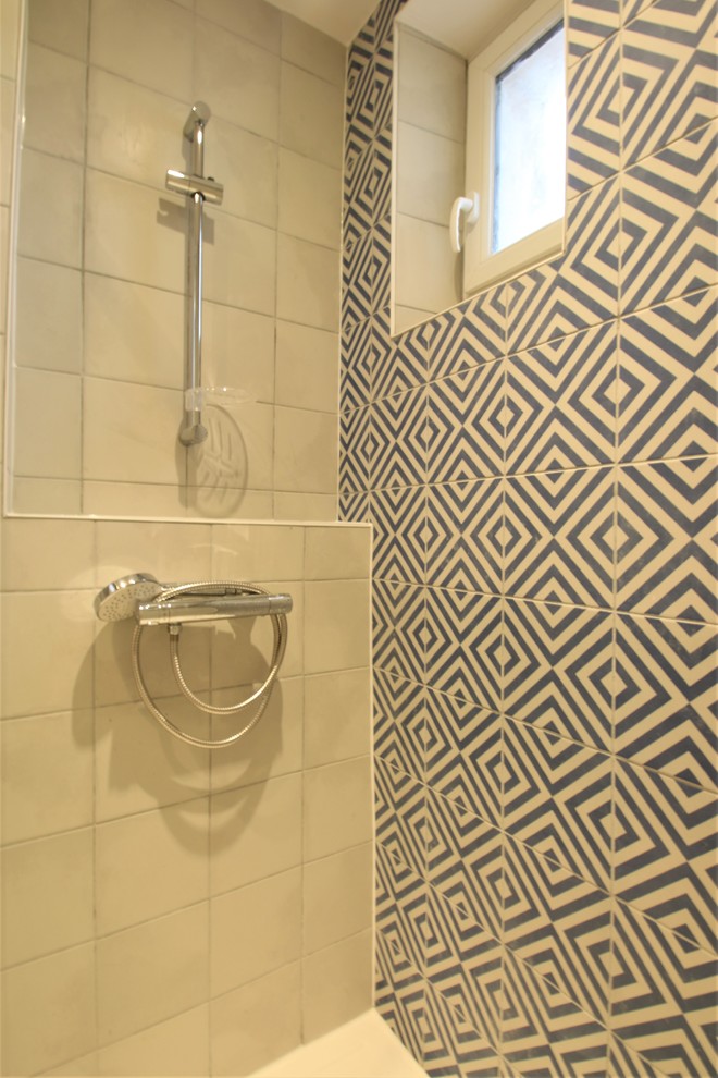 Пример оригинального дизайна: маленькая главная ванная комната в современном стиле с унитазом-моноблоком, синей плиткой, керамической плиткой, белыми стенами, полом из керамической плитки, консольной раковиной, синим полом, душем с раздвижными дверями и белой столешницей для на участке и в саду