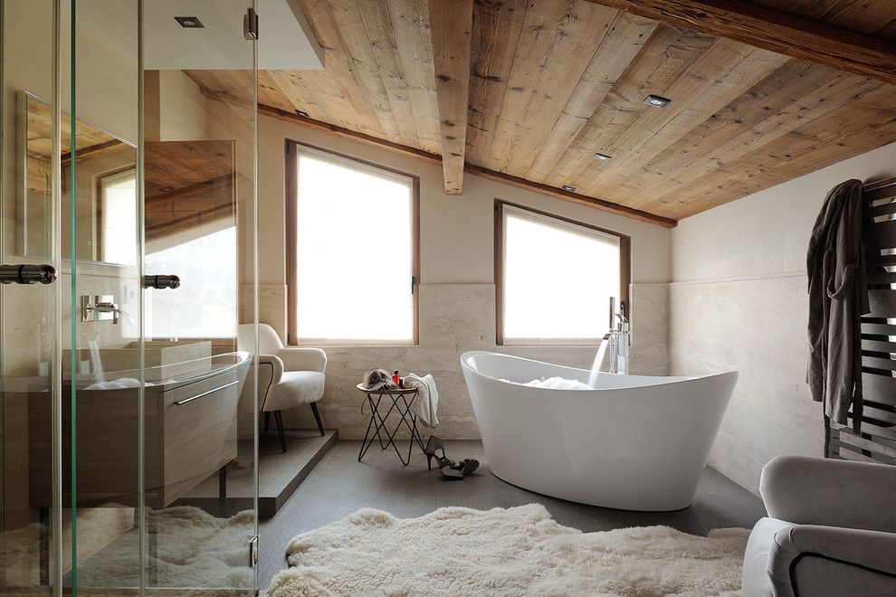 Idéer för att renovera ett stort rustikt en-suite badrum, med ett platsbyggt badkar, en dubbeldusch, beige kakel, beige väggar, ett avlångt handfat, brunt golv och dusch med gångjärnsdörr