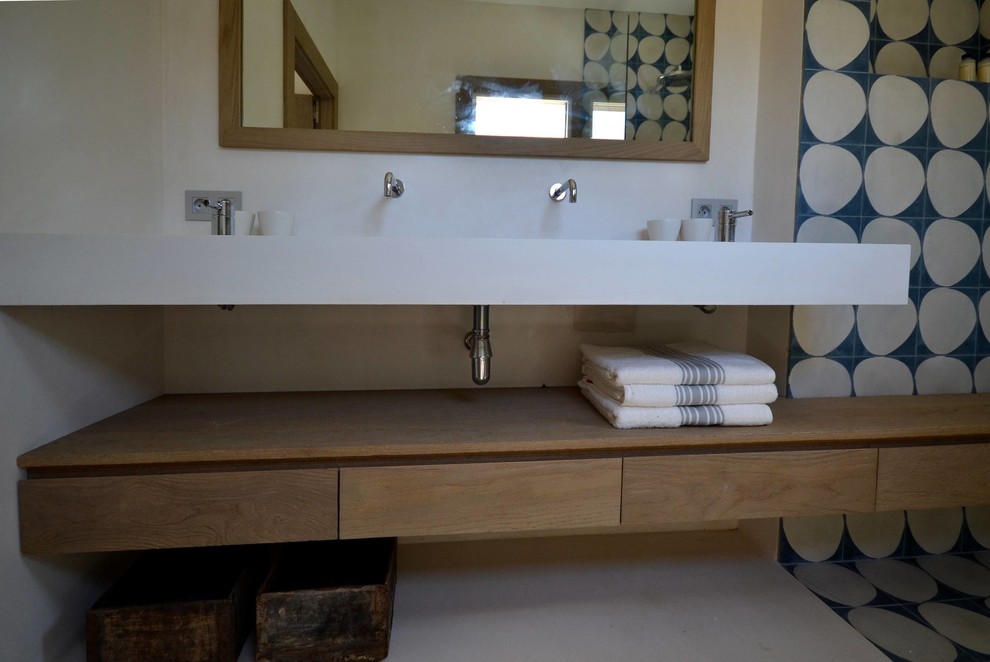 Exemple d'une salle d'eau tendance de taille moyenne avec une grande vasque, un plan de toilette en bois et une douche ouverte.