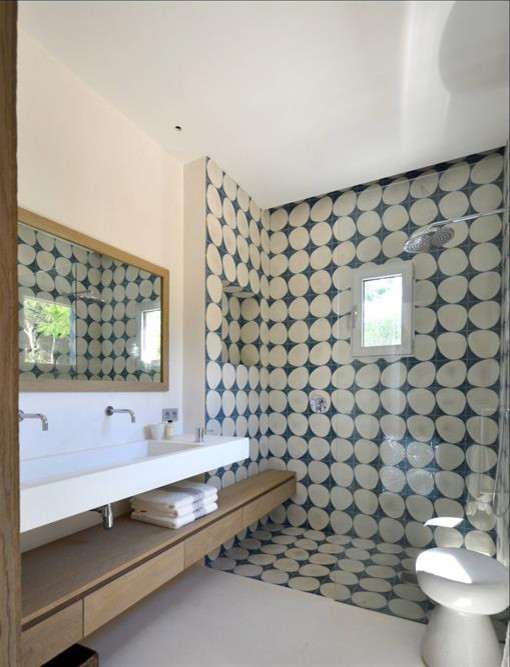 Idées déco pour une salle d'eau contemporaine de taille moyenne avec une grande vasque, un plan de toilette en bois, une douche ouverte et des carreaux de béton.