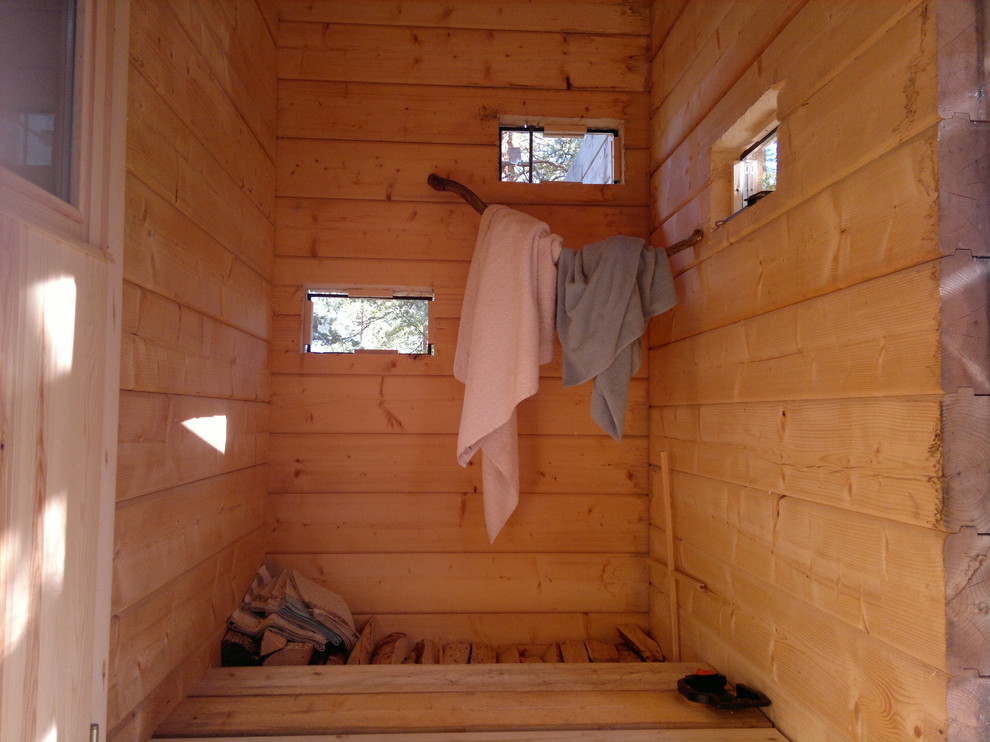 Foto di una grande sauna scandinava con pareti marroni, parquet scuro e pavimento marrone