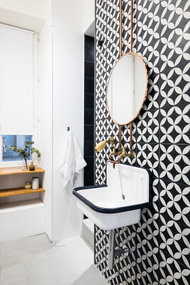 Imagen de cuarto de baño principal escandinavo con ducha a ras de suelo, baldosas y/o azulejos blancas y negros, baldosas y/o azulejos de cemento y suelo gris