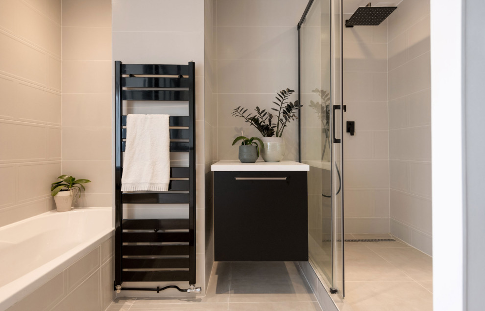 Idéer för mellanstora funkis vitt en-suite badrum, med svarta skåp, keramikplattor, bänkskiva i akrylsten, en dusch i en alkov, dusch med skjutdörr, släta luckor, ett platsbyggt badkar, grå kakel och grått golv
