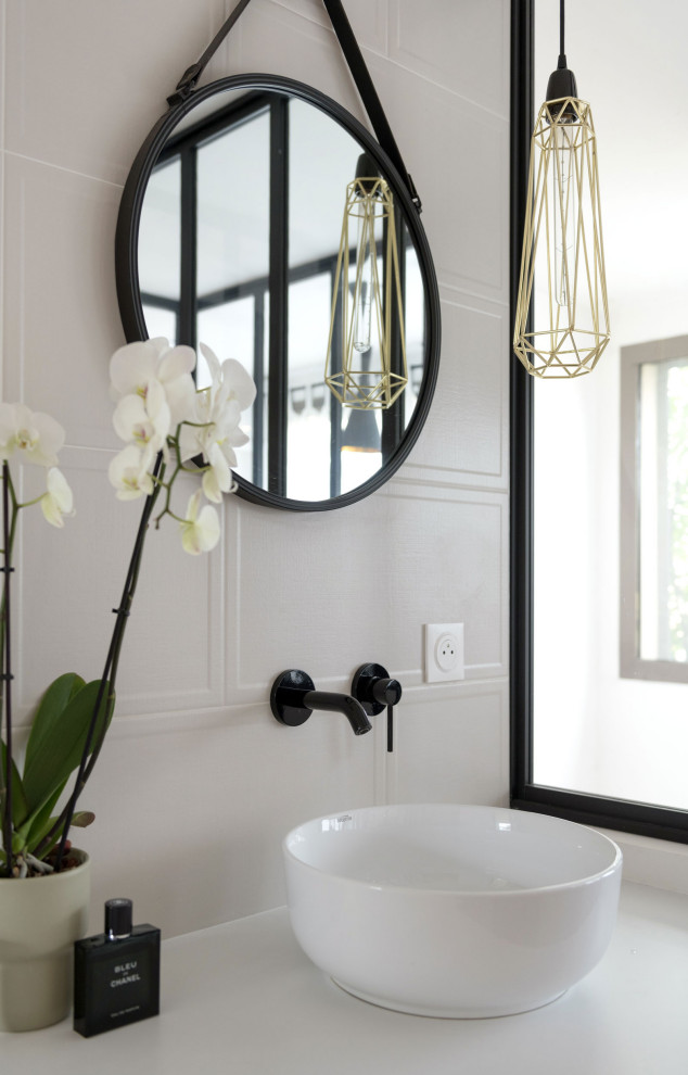 Esempio di una stanza da bagno padronale contemporanea di medie dimensioni con ante a filo, ante nere, piastrelle bianche, piastrelle in ceramica, top in superficie solida e top bianco