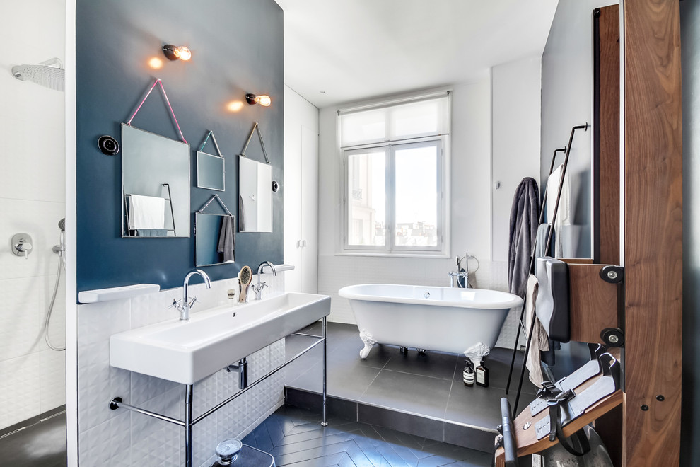 Mittelgroßes Klassisches Badezimmer En Suite mit Trogwaschbecken, Löwenfuß-Badewanne, weißen Fliesen, weißer Wandfarbe und bodengleicher Dusche in Paris