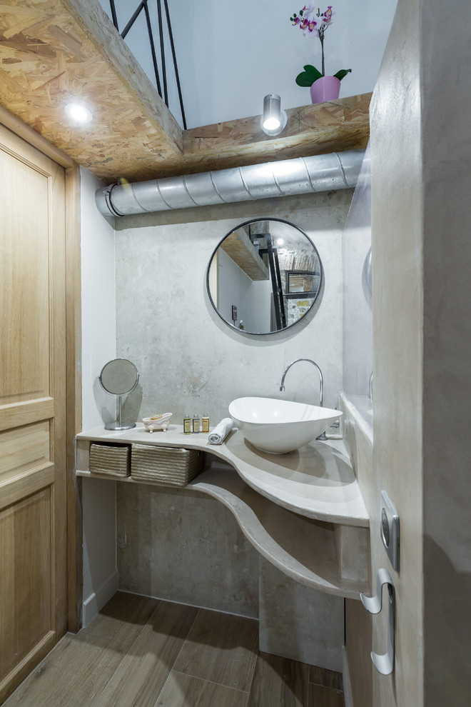 Пример оригинального дизайна: ванная комната в современном стиле с открытыми фасадами и настольной раковиной
