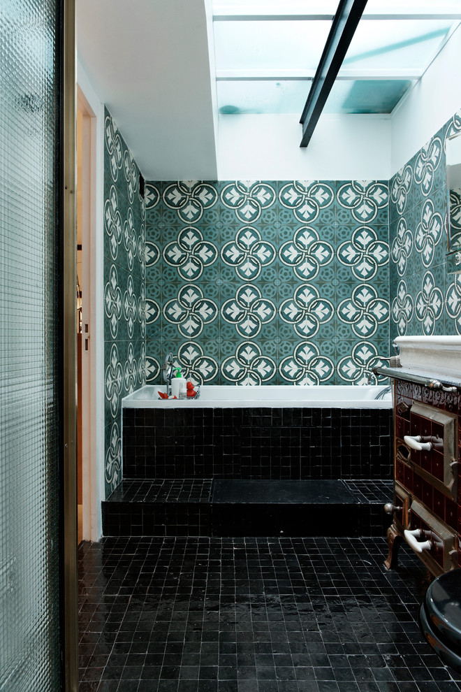 Inspiration pour une salle de bain principale méditerranéenne avec un sol noir et du carrelage bicolore.