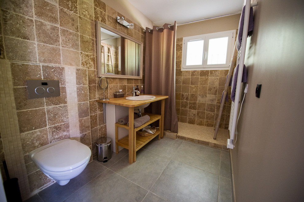 Idées déco pour une petite salle d'eau campagne avec une douche à l'italienne, un carrelage marron et un mur blanc.