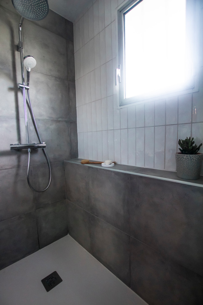 На фото: главная ванная комната среднего размера в современном стиле с плоскими фасадами, черными фасадами, душем без бортиков, плиткой кабанчик, синими стенами, столешницей из бетона, белой столешницей, сиденьем для душа и тумбой под одну раковину