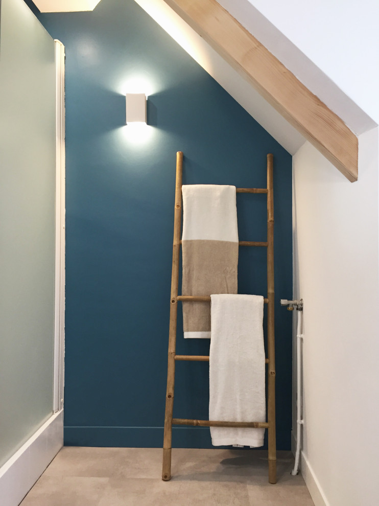 Foto de cuarto de baño único y flotante contemporáneo de tamaño medio con baldosas y/o azulejos blancos, paredes azules, suelo de linóleo, aseo y ducha, lavabo encastrado, encimera de madera y suelo gris