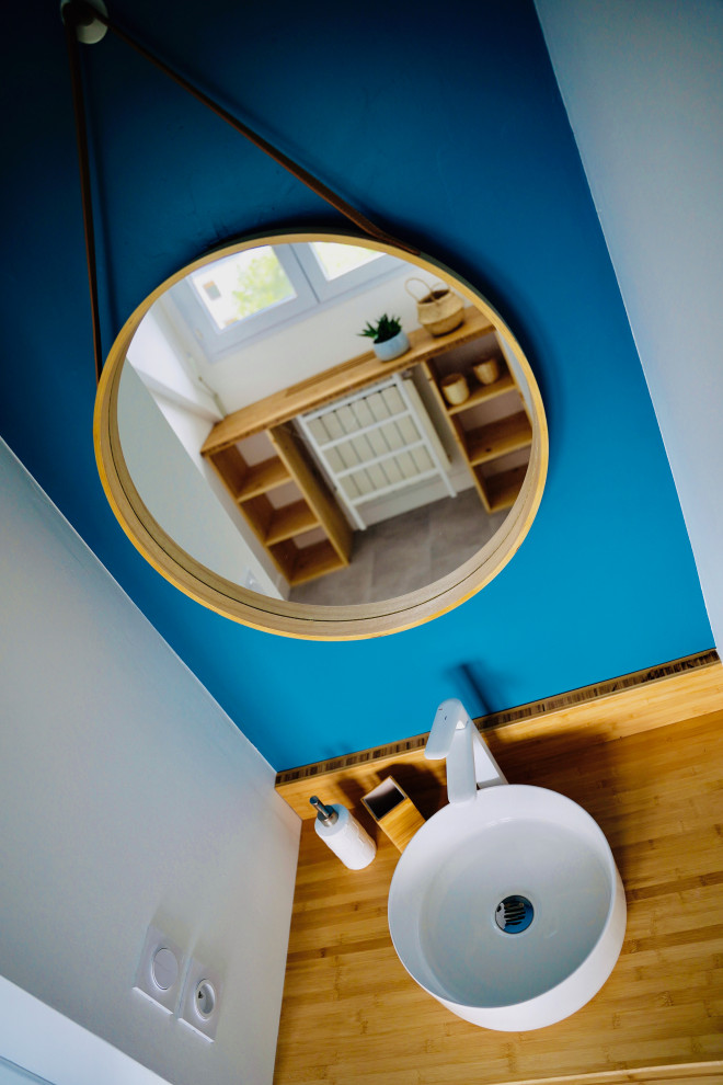 Mittelgroßes Modernes Duschbad mit offenen Schränken, blauer Wandfarbe, Linoleum, Einbauwaschbecken, Waschtisch aus Holz, grauem Boden, Einzelwaschbecken und schwebendem Waschtisch in Sonstige