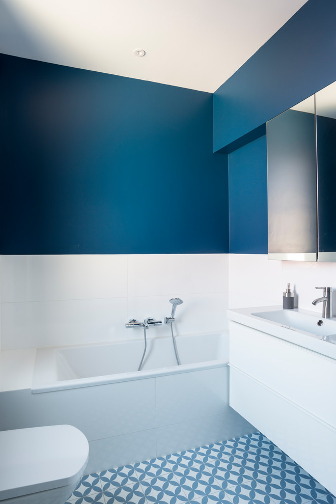 Diseño de cuarto de baño principal actual con baldosas y/o azulejos azules, baldosas y/o azulejos de cemento, paredes azules y suelo de azulejos de cemento