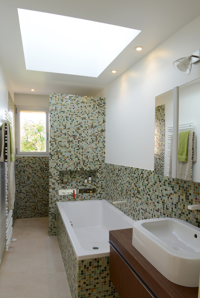 Идея дизайна: главная ванная комната среднего размера в современном стиле с темными деревянными фасадами, накладной ванной, душем в нише, плиткой мозаикой, белыми стенами, полом из керамической плитки, настольной раковиной, столешницей из дерева и разноцветной плиткой