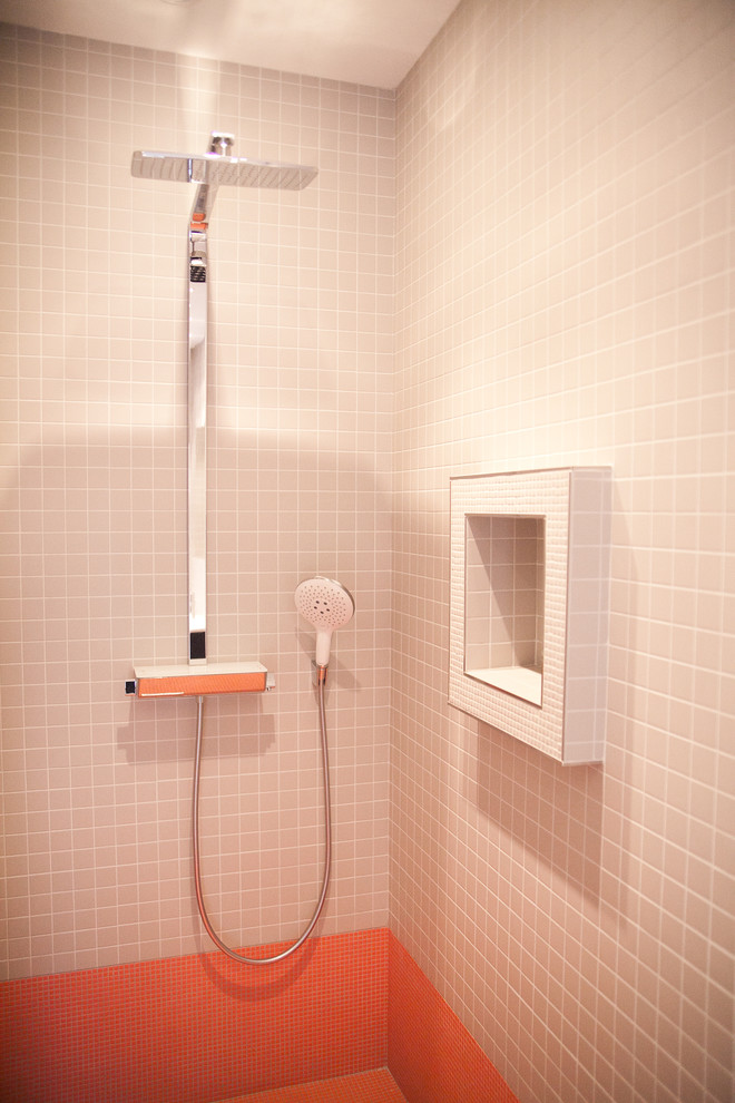 На фото: ванная комната среднего размера в современном стиле с душем в нише, бежевой плиткой, оранжевой плиткой, плиткой мозаикой, полом из мозаичной плитки и душевой кабиной