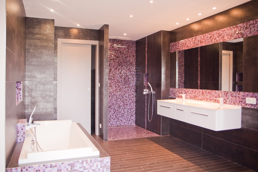 Modern inredning av ett badrum, med rosa väggar
