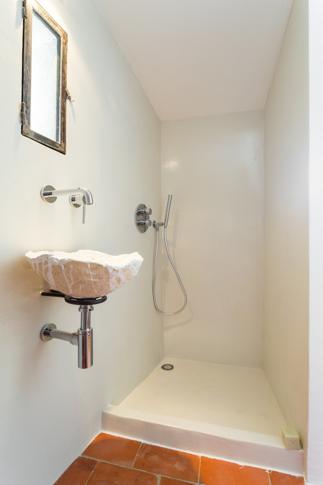 На фото: маленькая ванная комната в стиле фьюжн с подвесной раковиной, терракотовой плиткой, белыми стенами, полом из терракотовой плитки, душевой кабиной и душем в нише для на участке и в саду с