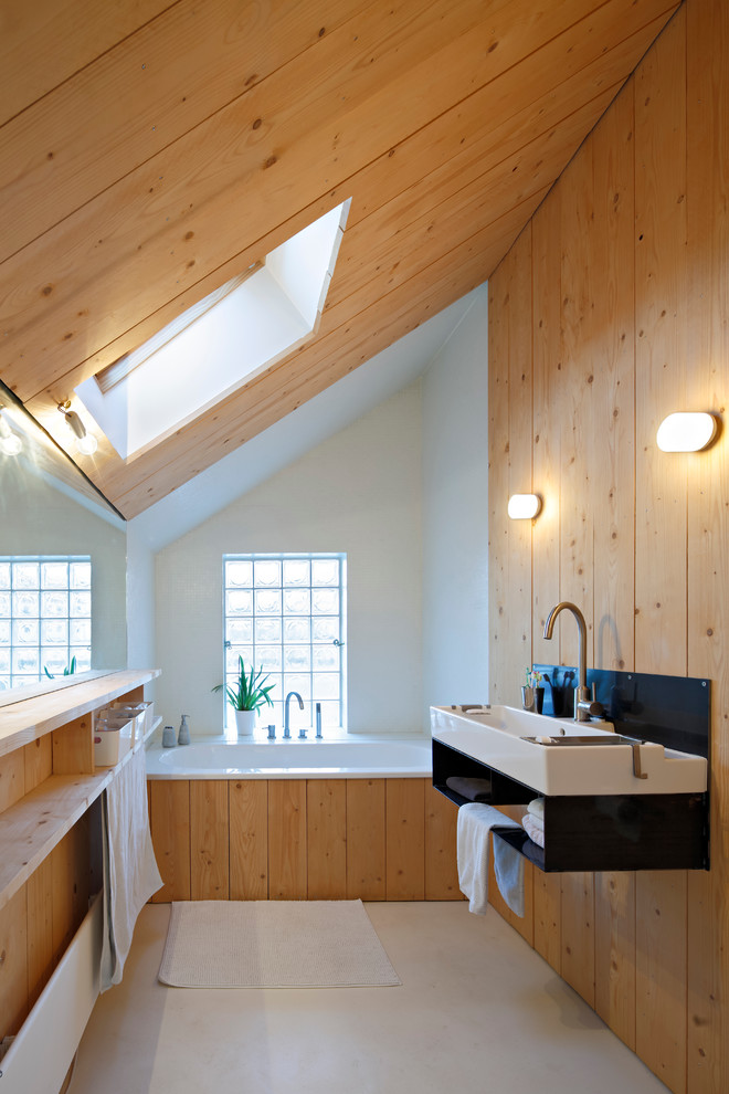 Ejemplo de cuarto de baño principal nórdico de tamaño medio con bañera encastrada, paredes blancas, lavabo de seno grande y ventanas
