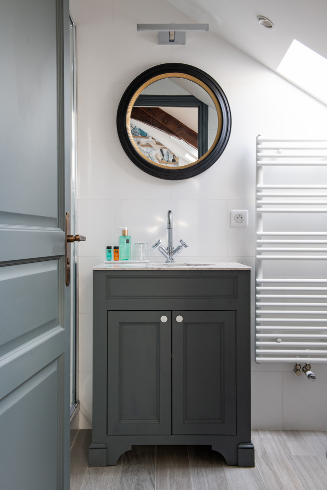 Свежая идея для дизайна: серо-белая ванная комната среднего размера в стиле неоклассика (современная классика) с фасадами с утопленной филенкой, серыми фасадами, белыми стенами, душевой кабиной, врезной раковиной, серым полом, серой столешницей, тумбой под одну раковину и встроенной тумбой - отличное фото интерьера