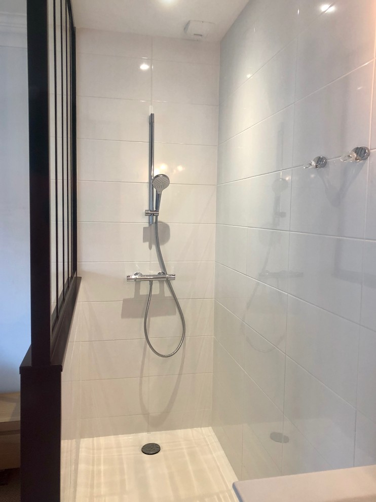 Idee per una piccola stanza da bagno con doccia chic con doccia aperta, piastrelle in ceramica, pareti bianche, pavimento con piastrelle in ceramica, lavabo sospeso e pavimento bianco