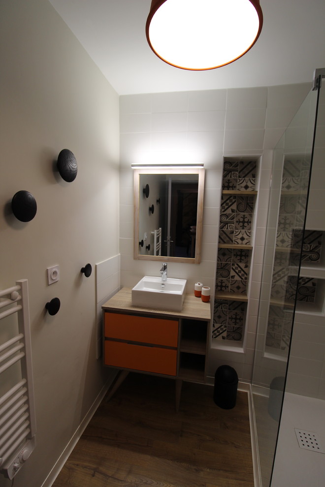 Стильный дизайн: маленькая ванная комната в скандинавском стиле с белой плиткой, керамической плиткой, белыми стенами, полом из ламината, душевой кабиной, накладной раковиной, столешницей из ламината и серым полом для на участке и в саду - последний тренд