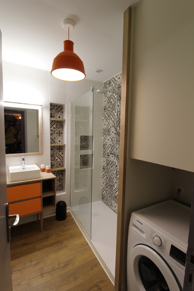 Exemple d'une petite salle d'eau rétro avec un carrelage blanc, des carreaux de céramique, un mur blanc, sol en stratifié, un lavabo posé, un plan de toilette en stratifié et un sol gris.