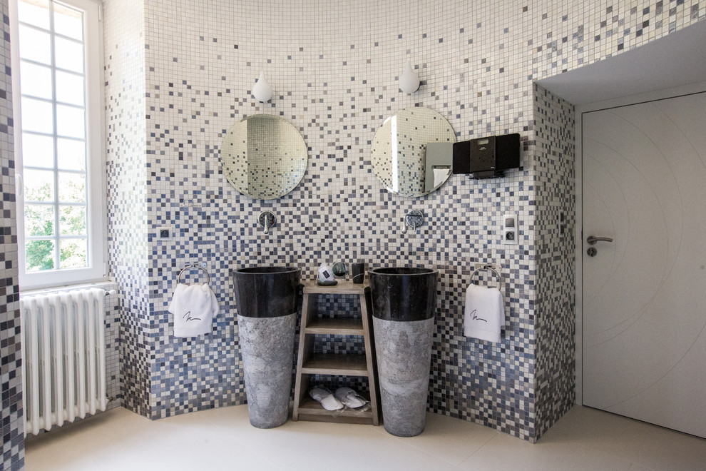 На фото: главная ванная комната в современном стиле с настольной раковиной, разноцветной плиткой, плиткой мозаикой и разноцветными стенами