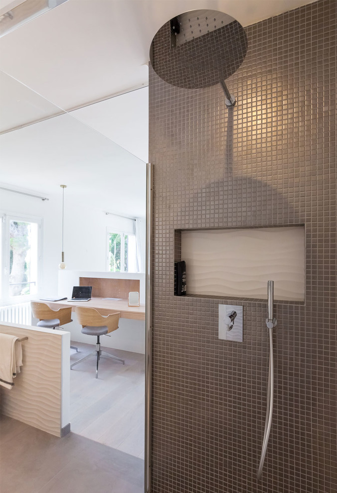 Réalisation d'une grande salle de bain principale nordique avec une douche à l'italienne, un carrelage gris, mosaïque, un sol en carrelage de céramique, un plan de toilette en surface solide et un sol gris.