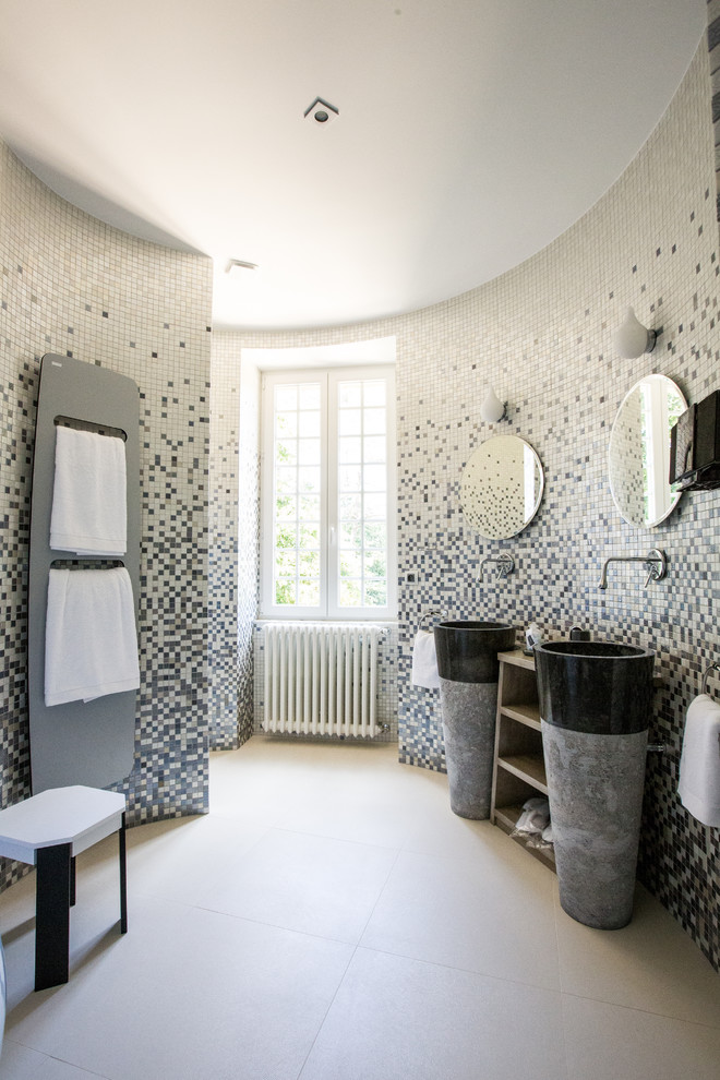 Réalisation d'une grande salle de bain principale design en bois clair avec un placard sans porte, un carrelage beige, un carrelage gris, un carrelage noir, un mur multicolore, un sol en carrelage de céramique et un lavabo intégré.