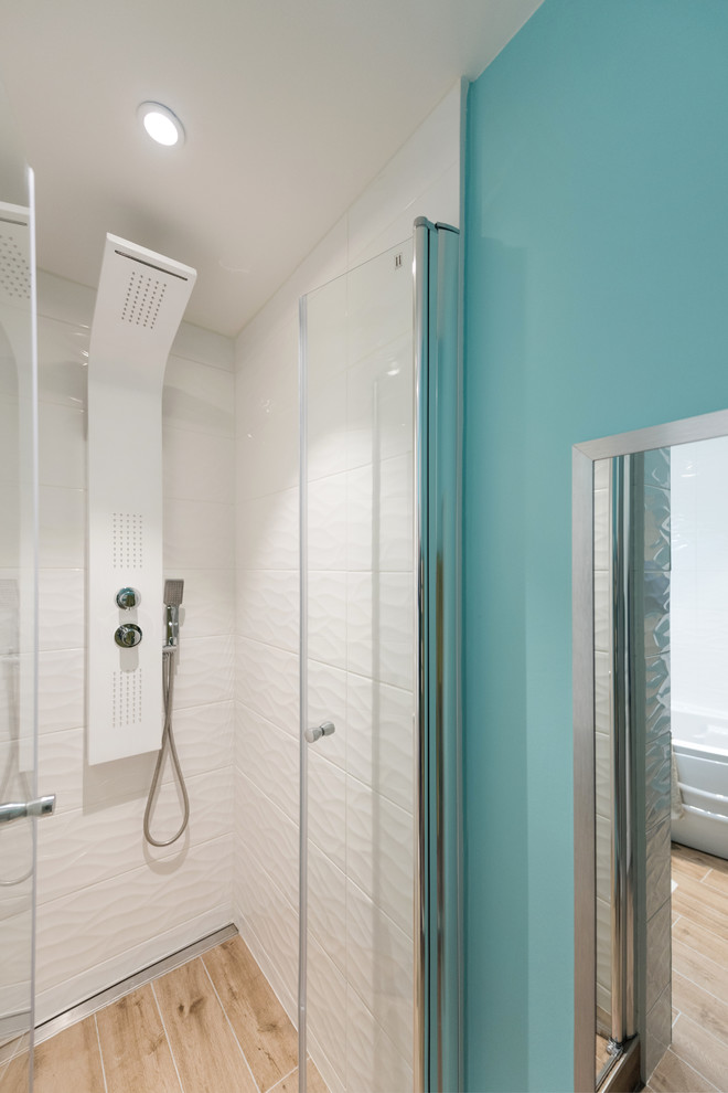 Foto di una stanza da bagno padronale nordica di medie dimensioni con piastrelle bianche, piastrelle in ceramica, pareti bianche, pavimento con piastrelle in ceramica e pavimento beige