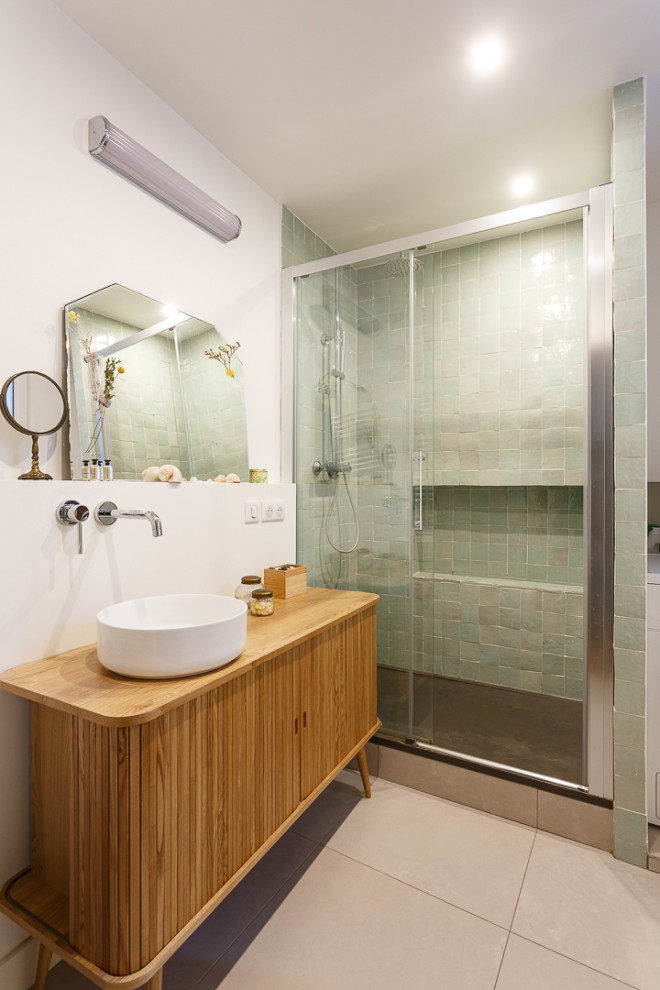 Пример оригинального дизайна: главная ванная комната среднего размера с плоскими фасадами, бежевыми фасадами, душем в нише, зеленой плиткой, терракотовой плиткой, белыми стенами, полом из керамической плитки, настольной раковиной, столешницей из дерева, серым полом, душем с раздвижными дверями, бежевой столешницей, нишей, тумбой под одну раковину и напольной тумбой