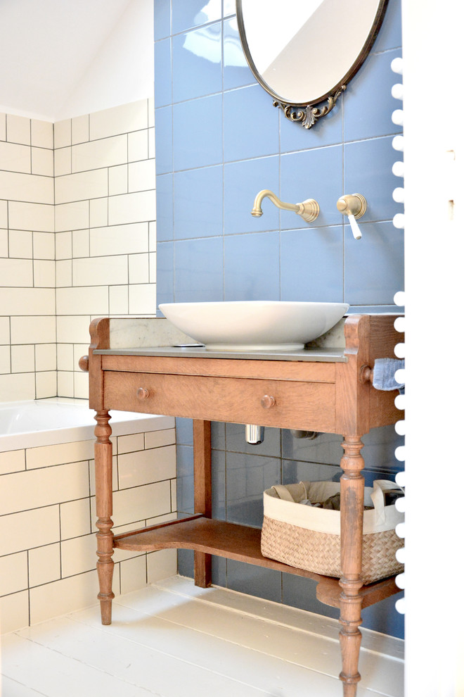 На фото: маленькая ванная комната в современном стиле с полновстраиваемой ванной, инсталляцией, синей плиткой, керамической плиткой, бежевыми стенами, деревянным полом, душевой кабиной, накладной раковиной, столешницей из искусственного кварца, белым полом и серой столешницей для на участке и в саду с