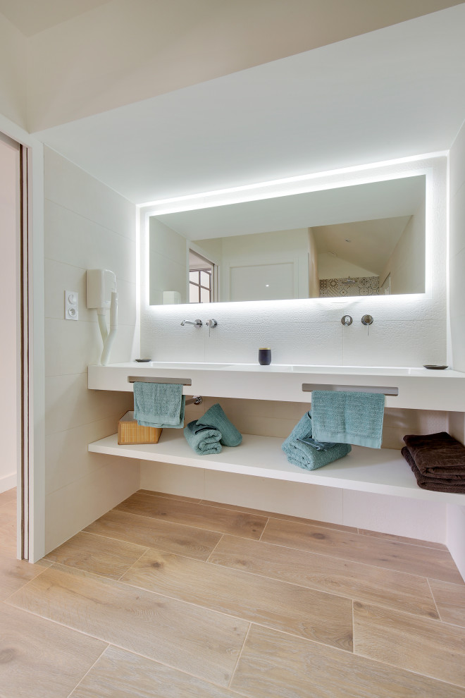 Inspiration för ett mellanstort funkis vit vitt badrum med dusch, med en öppen dusch, beige kakel, keramikplattor, beige väggar, klinkergolv i keramik, ett väggmonterat handfat, bänkskiva i akrylsten, brunt golv och med dusch som är öppen
