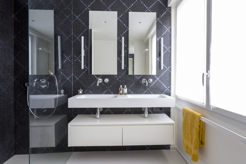 This is an example of a large contemporary ensuite bathroom in Paris with beaded cabinets, white cabinets, a built-in shower, a two-piece toilet, black tiles, mosaic tiles, white walls, ceramic flooring, a console sink, solid surface worktops, beige floors and an open shower.
