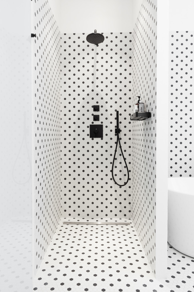 Idées déco pour une petite salle de bain principale contemporaine avec une douche ouverte, un carrelage noir et blanc, un mur multicolore et aucune cabine.