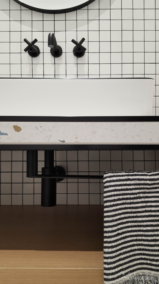 На фото: ванная комната среднего размера со стиральной машиной в стиле фьюжн с белыми фасадами, душем в нише, белой плиткой, белыми стенами, полом из керамической плитки, душевой кабиной, раковиной с несколькими смесителями, стеклянной столешницей, разноцветным полом, открытым душем и тумбой под одну раковину с