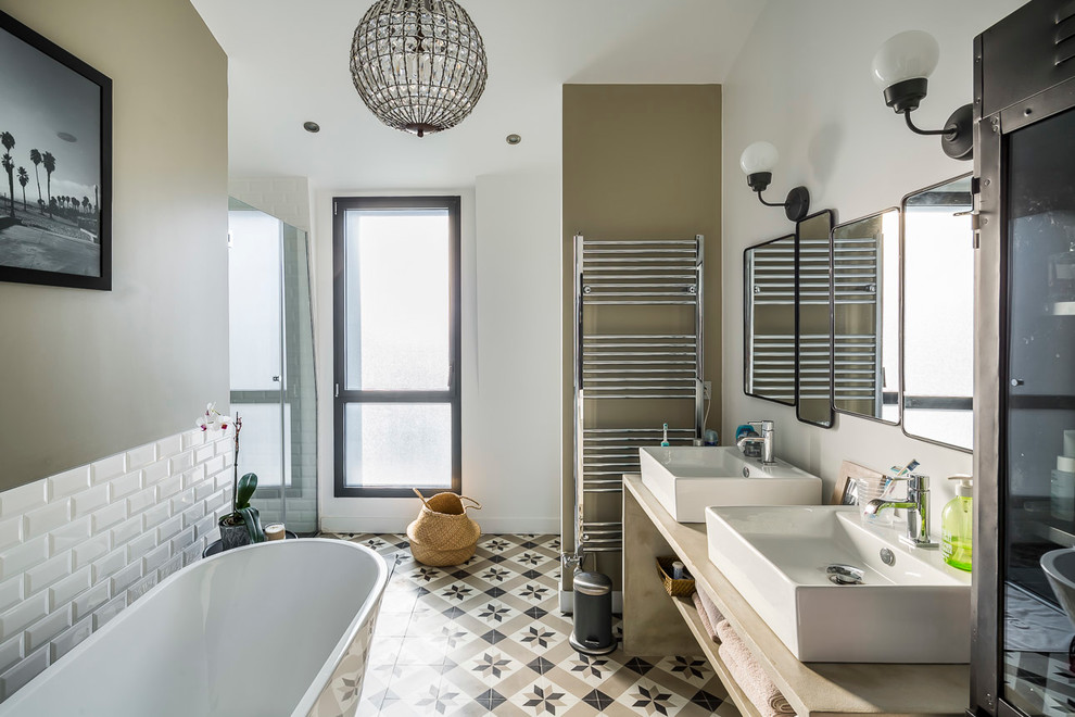 Modernes Badezimmer mit freistehender Badewanne, Duschnische, Wandtoilette, Zementfliesen, Einbauwaschbecken und Beton-Waschbecken/Waschtisch in Paris