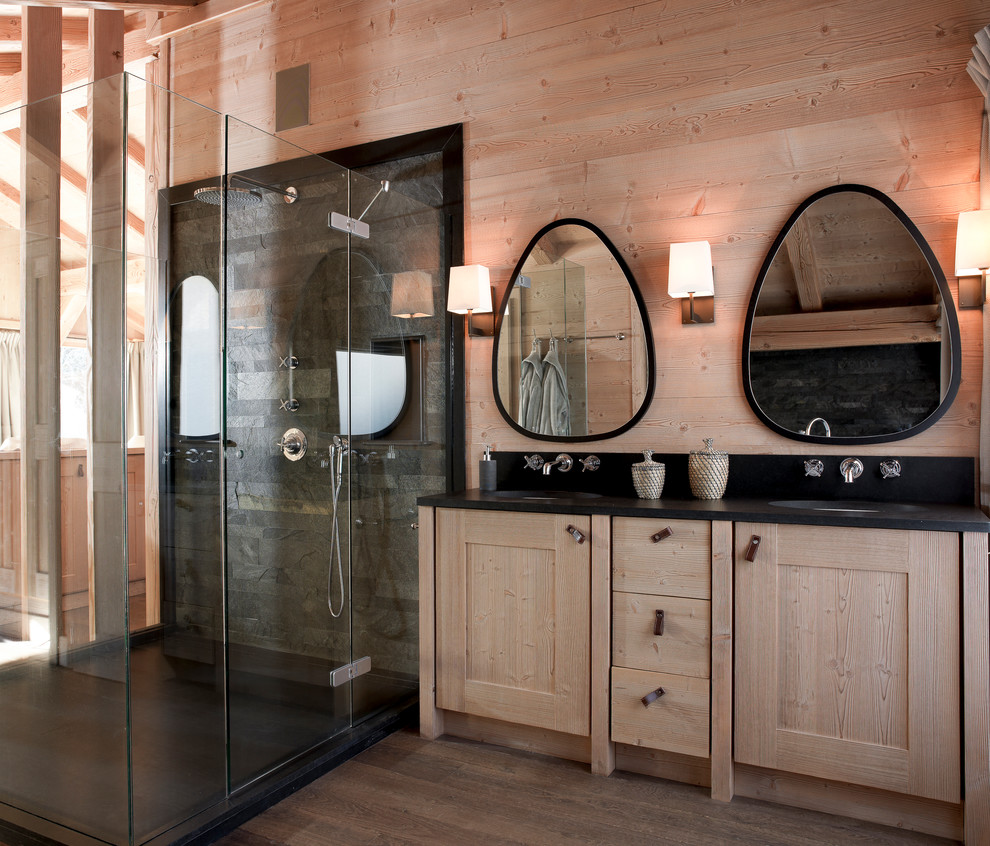 Réalisation d'une salle d'eau chalet en bois clair de taille moyenne avec un lavabo encastré, un placard à porte shaker, une douche à l'italienne, un carrelage noir, un carrelage de pierre, un mur beige et un sol en bois brun.