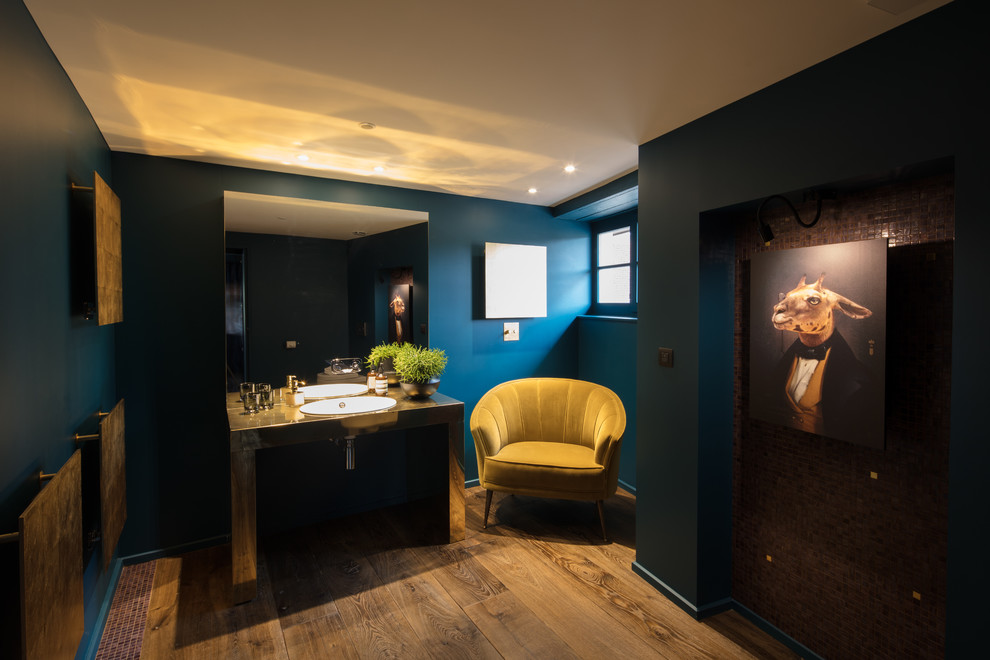 Idee per una stanza da bagno chic con pareti blu, parquet scuro e pavimento marrone