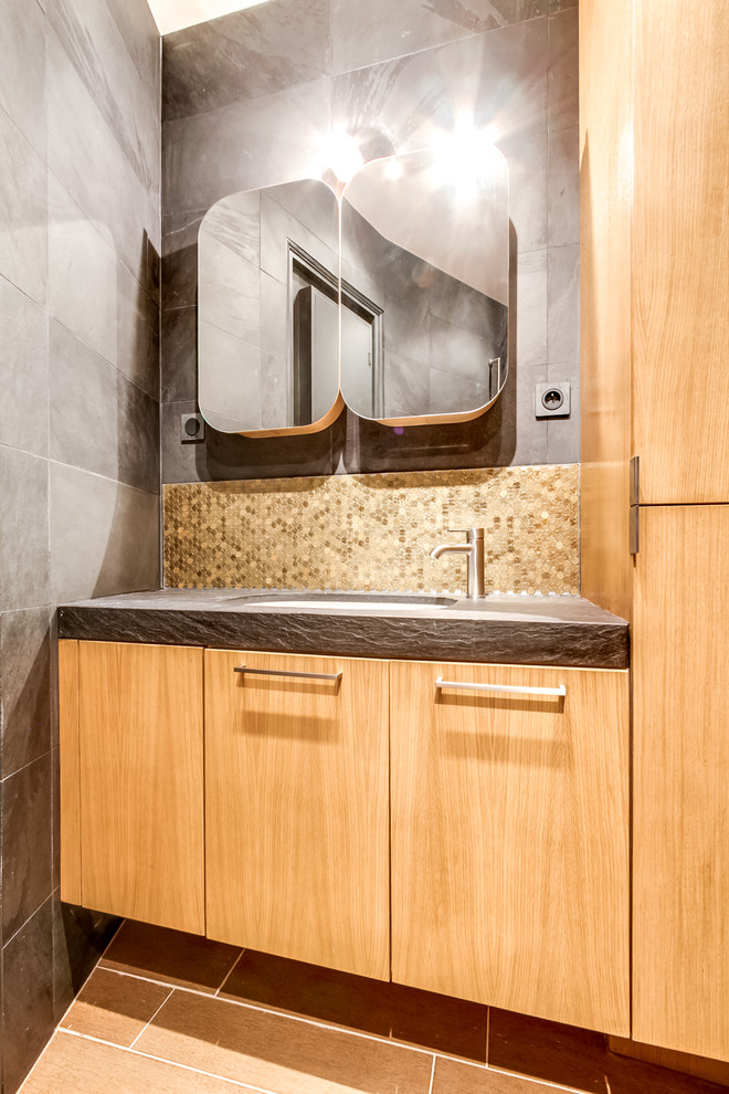 Exempel på ett litet modernt en-suite badrum, med släta luckor, skåp i ljust trä, ett undermonterat badkar, våtrum, grå kakel, skifferkakel, grå väggar, klinkergolv i porslin, ett undermonterad handfat, bänkskiva i kalksten och brunt golv