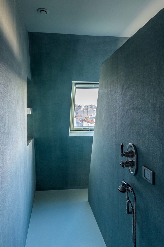 Idee per una stanza da bagno con doccia moderna di medie dimensioni con doccia alcova e pareti blu