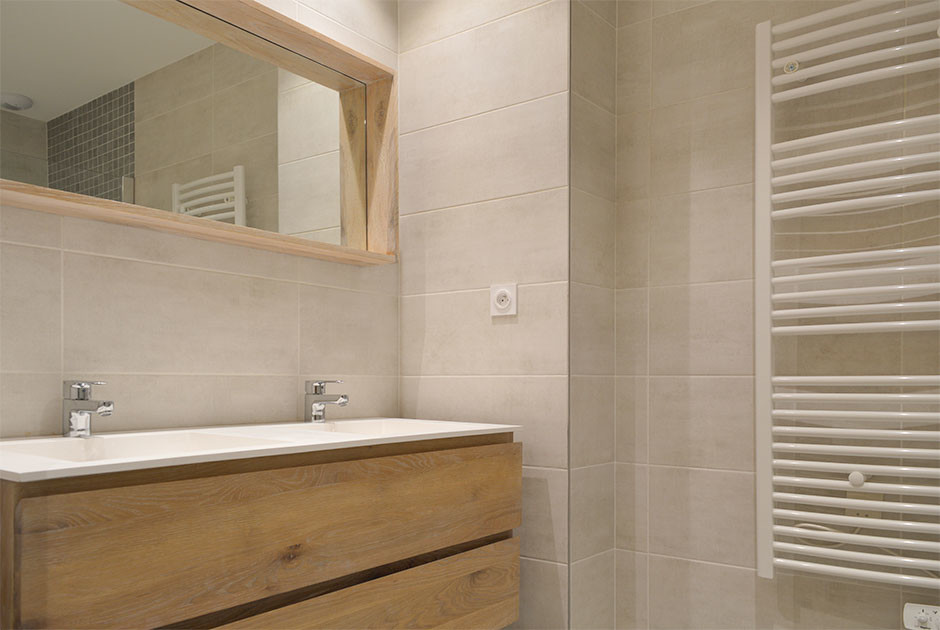 Esempio di una stanza da bagno padronale rustica di medie dimensioni con piastrelle grigie, piastrelle in ceramica, pareti grigie, pavimento con piastrelle in ceramica e lavabo sospeso