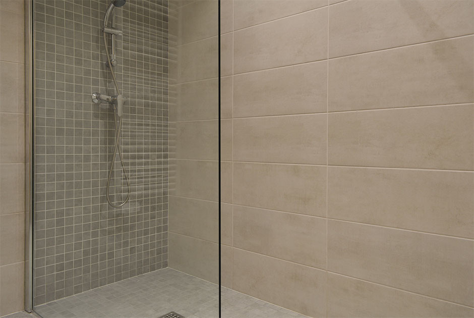 Foto de cuarto de baño principal rústico con ducha a ras de suelo, baldosas y/o azulejos grises, baldosas y/o azulejos de cerámica, paredes grises y suelo de baldosas de cerámica