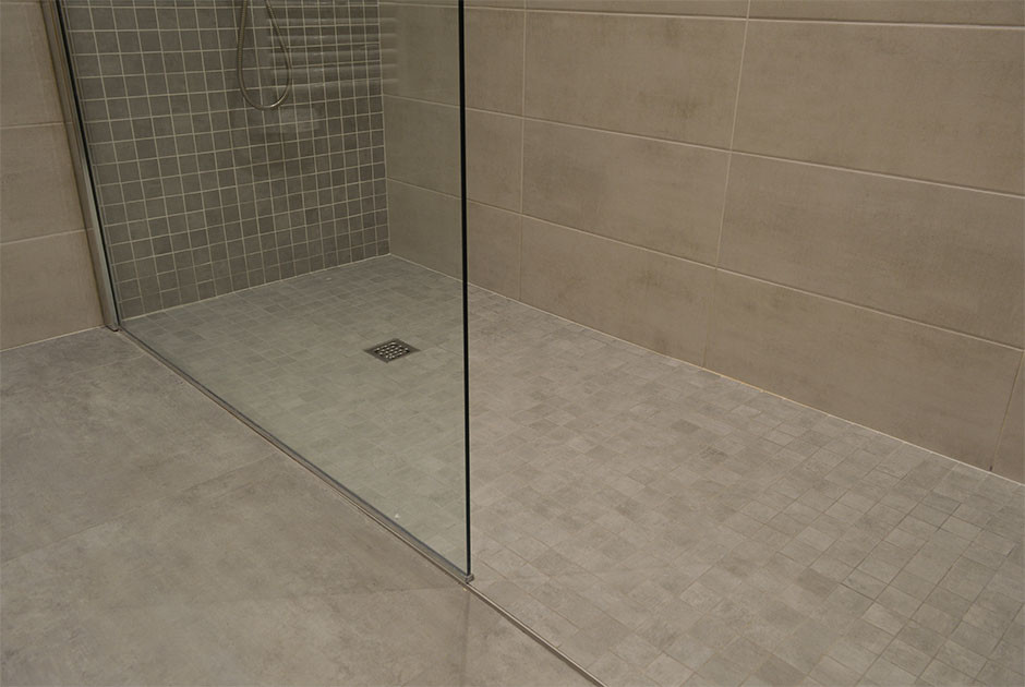 Inspiration pour une salle de bain principale chalet avec une douche à l'italienne, un carrelage gris, des carreaux de céramique, un mur gris et un sol en carrelage de céramique.