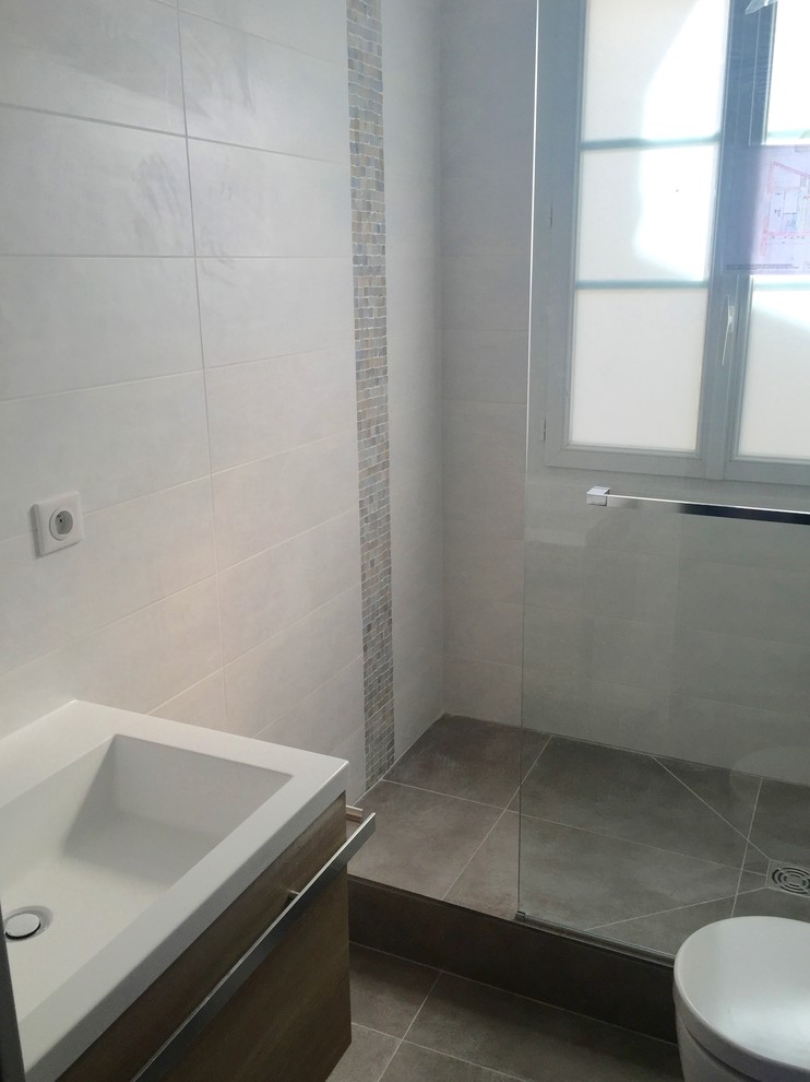 Immagine di una stanza da bagno minimal con doccia a filo pavimento, WC sospeso e lavabo a consolle