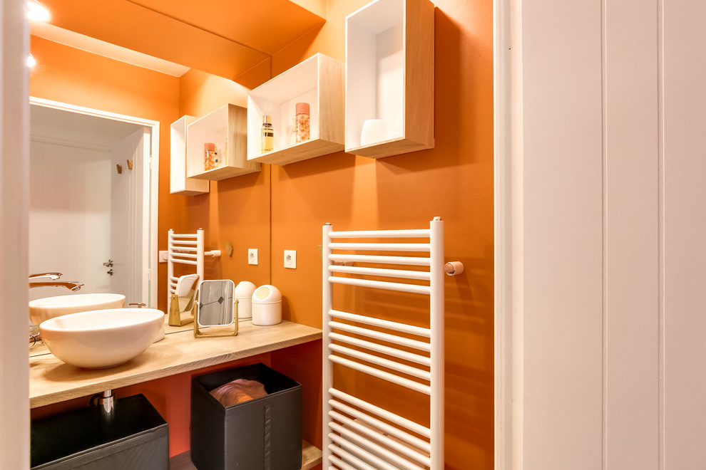 Imagen de cuarto de baño contemporáneo pequeño con parades naranjas, aseo y ducha, lavabo sobreencimera, encimera de laminado, armarios abiertos, puertas de armario de madera clara y encimeras beige