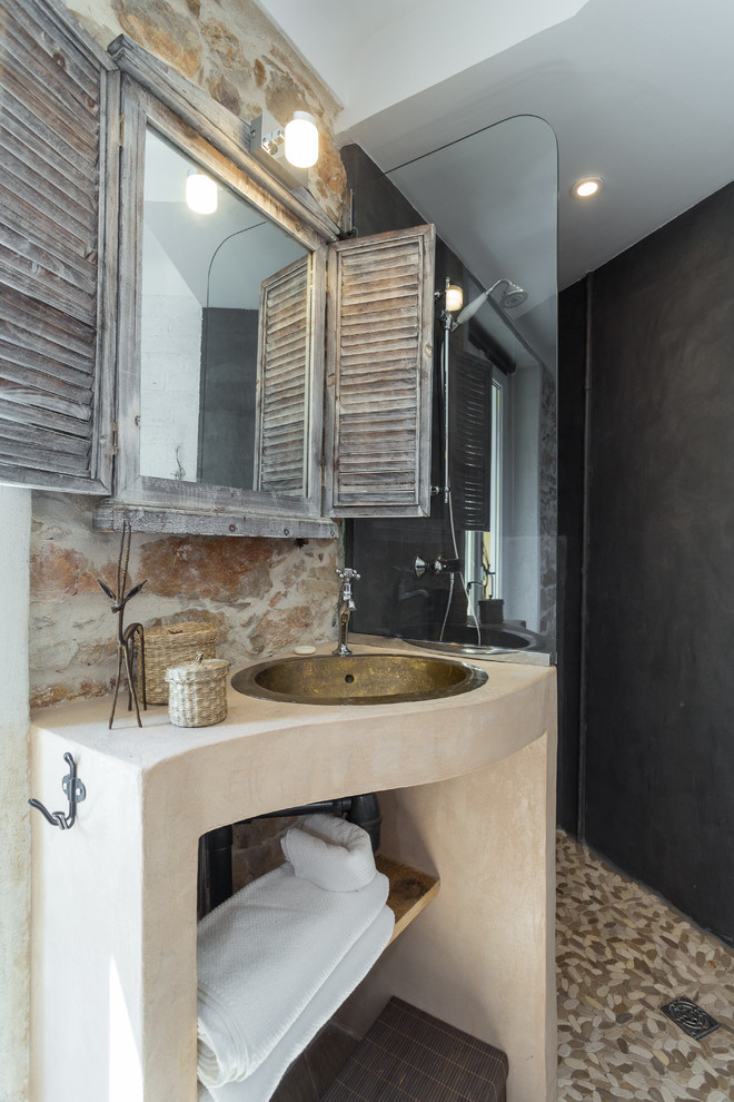 ニースにある高級なカントリー風のおしゃれなバスルーム (浴槽なし) (コーナー設置型シャワー、オープンシェルフ、黒い壁、玉石タイル、アンダーカウンター洗面器) の写真
