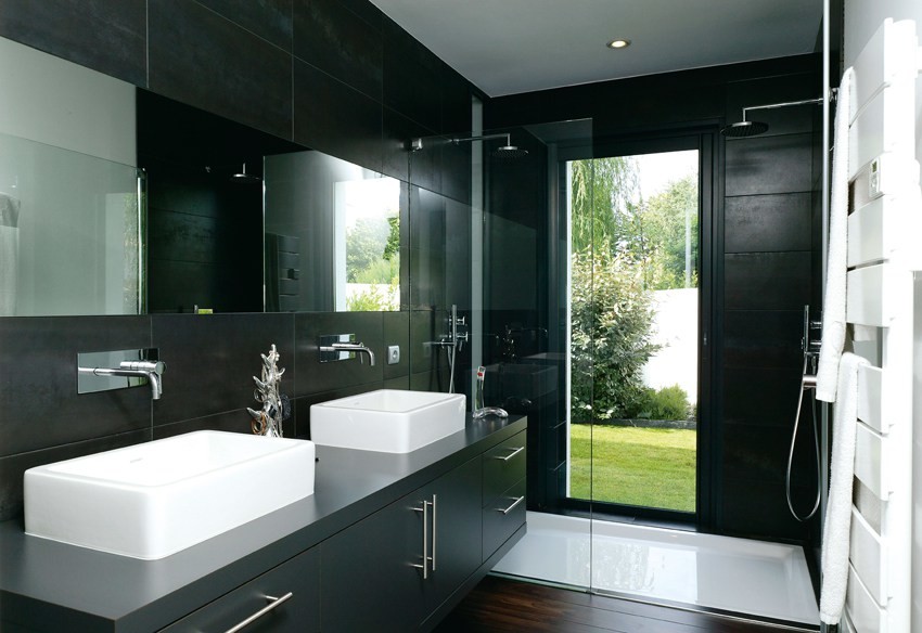 Foto di una stanza da bagno con doccia moderna di medie dimensioni con ante nere, doccia alcova, piastrelle nere, pareti nere, parquet scuro e lavabo a bacinella