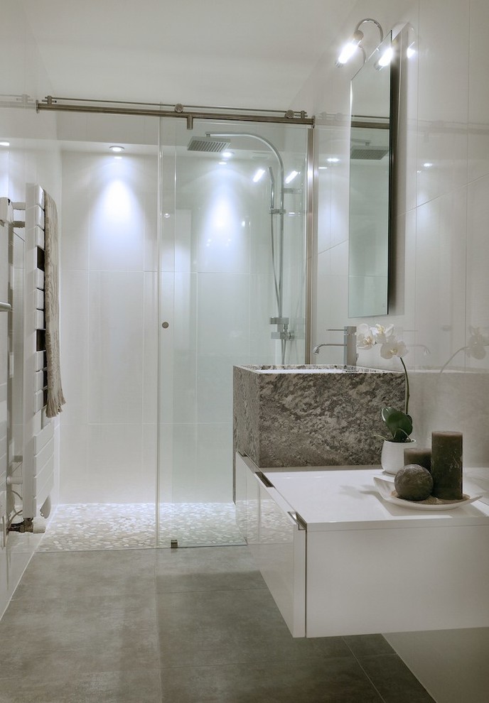Источник вдохновения для домашнего уюта: ванная комната среднего размера в стиле модернизм с белыми фасадами, душем в нише, белой плиткой, белыми стенами, бетонным полом, душевой кабиной и настольной раковиной